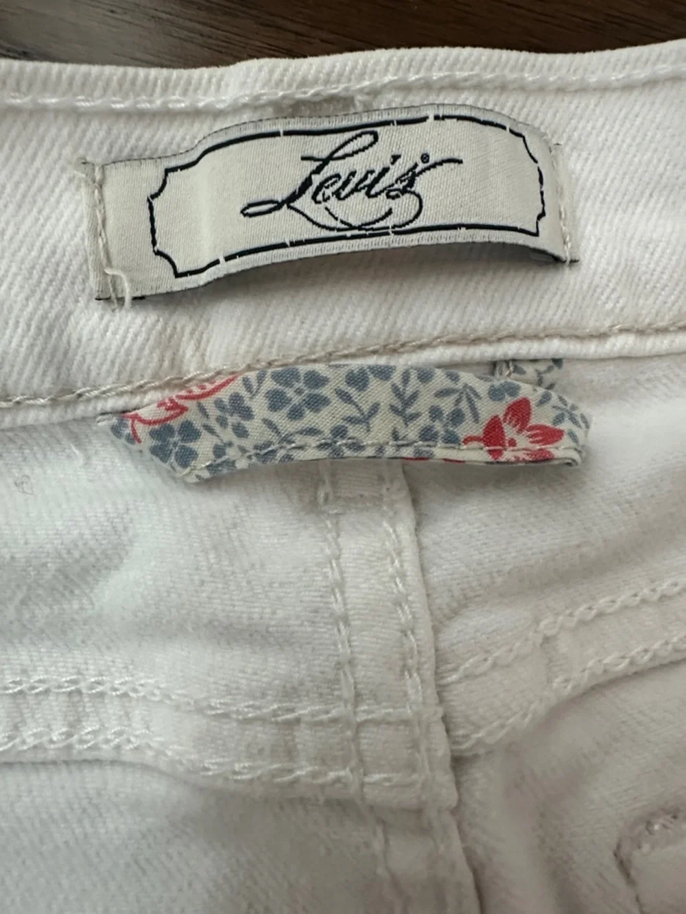 Levi's 512 Perfectly Slimming Women’s Sz 8Cream Denim Bermuda Shorts ✨